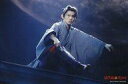 【中古】生写真(ジャニーズ)/アイドル/V6 V6/三宅健/ライブフォト・横型・全身・座り・衣装グレー・和服・右手十手・目線左・背景黒・2Lサイズ/滝沢歌舞伎 2016 ステージフォト第二弾