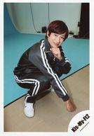 【中古】生写真(ジャニーズ)/アイドル/Kis-My-Ft2 Kis-My-Ft2/宮田俊哉/全身・しゃがみ・衣装グレー・左手顎/18初春 舞祭組コンサートパンフ＆グッズ撮影オフショット/公式生写真【タイムセール】