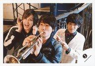 【中古】生写真(ジャニーズ)/アイドル/ジャニーズJr. ジャニーズJr./集合(3人)/石垣大祐・後藤泰観・石田直也/横型・上半身・衣装黒白・両手耳元・トランペット/公式生写真