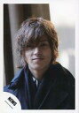 【中古】生写真(ジャニーズ)/アイドル/NEWS NEWS/山下智久/バストアップ・衣装黒・コート・マフラー・微笑・正面/公式生写真