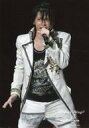 【中古】生写真(ジャニーズ)/アイドル/タッキー&翼 タッキー&翼/今井翼/ライブフォト・膝上・衣装白黒・左手マイク・目線左/World Wing 翼 Prem...