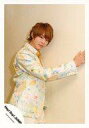 【中古】生写真(ジャニーズ)/アイドル/Hey! Say! JUMP Hey!Say!JUMP/有岡大貴/膝上・衣装クリーム色・水色ピンク黄・ネクタイ黄・体右向き・横向き・右手壁・顔やや下向き・背景クリーム色/「キミアトラクション」PV&ジャケ写撮影オフショット/公式生写真