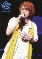 【中古】コレクションカード(男性)/DVD「ROOT FIVE JAPAN TOUR 2014 すーぱー SUMMER DAYS STORY 祭りside」特典トレカ ROOT FIVE/ぽこた/ライブフォト・膝上・左手胸/DVD「ROOT FIVE JAPAN TOUR 2014 すーぱー SUMMER DAYS STORY 祭りside」特典トレカ(3)