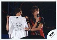【中古】生写真(ジャニーズ)/アイドル/NEWS NEWS/山下智久・小山慶一郎/横型・ライブフォト・上半身・小山衣装赤黒・右手マイク・山下両手服・目線右/公式生写真