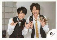 【中古】生写真(ジャニーズ)/アイドル/関西ジャニーズJr. 関西ジャニーズJr./西畑大吾・小島健/横型・上半身・衣装黒白・両手人差し指と親指立てる/18初春 関西ジャニーズJr. コンサートグッズ撮影オフショット/公式生写真