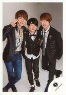 【中古】生写真(ジャニーズ)/アイドル/関西ジャニーズJr. 関西ジャニーズJr./集合(3人)/全身(見切れ)・衣装白黒・室右手ピース/18初春 関西ジャニーズJr. コンサートグッズ撮影オフショット/公式生写真
