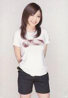 【中古】生写真(AKB48・SKE48)/アイドル/AKB48 成田梨紗/膝上・AKS・Tシャツ/公式生写真