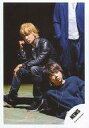 【中古】生写真(ジャニーズ)/アイドル/NEWS NEWS/増田貴久・手越祐也/全身(見切れ)・衣装黒紺・手越座り・増田寝そべり/「LPS」PV&ジャケ写撮影オフショット/公式生写真
