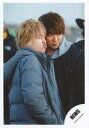 【中古】生写真(ジャニーズ)/アイドル/NEWS NEWS/小山慶一郎・手越祐也/上半身・衣装紺グレー・手越右手ポケット/「LPS」PV&ジャケ写撮影オフショット/公式生写真