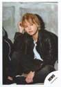 【中古】生写真(ジャニーズ)/アイドル/NEWS NEWS/手越祐也/全身(見切れ)・衣装黒白・右手頭/「LPS」PV&ジャケ写撮影オフショット/公式生写真