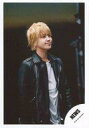 【中古】生写真(ジャニーズ)/アイドル/NEWS NEWS/手越祐也/上半身・衣装黒白・両手下・体やや右向き/「LPS」PV&ジャケ写撮影オフショット/公式生写真