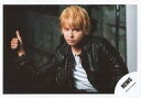 【中古】生写真(ジャニーズ)/アイドル/NEWS NEWS/手越祐也/横型・バストアップ・衣装黒白・右手親指立てる/「LPS」PV&ジャケ写撮影オフショット/公式生写真