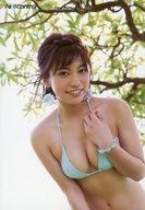 【中古】生写真(女性)/グラビアアイドル 大澤玲美/上半身・衣装水色・水着・左手胸元・後ろに木・ロゴ「Air control」/DVD「清く!美しく! 大澤玲美」特典生写真