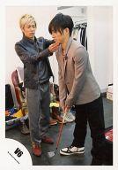 【中古】生写真(ジャニーズ)/アイドル/V6 V6/森田剛・三宅健/全身・衣装黒グレー・両手パター・右手顎/..