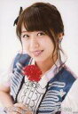 【中古】生写真(AKB48・SKE48)/アイドル/AKB48 『復刻版』篠崎彩奈/レア・共通カット(帯無し)・バストアップ・手に赤い花/AKB48 劇場トレーディング生写真セット2017.May2 「2017.05」