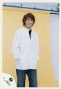 【中古】生写真(ジャニーズ)/アイドル/ジャニーズJr. ジャニーズJr./良知真次/膝上・衣装白・黒・ジーンズ・両手ポケット・背景黄色・笑顔/公式生写真