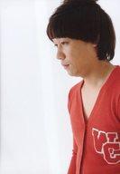 楽天市場 中古 生写真 男性 お笑い芸人 チーモンチョーチュウ チーモンチョーチュウ 白井鉄也 バストアップ 衣装赤 両手下 右寄り 目線左 背景白 ナマーシャ ネットショップ駿河屋 楽天市場店