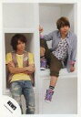 【中古】生写真(ジャニーズ)/アイドル/NEWS NEWS/手越祐也・増田貴久/全身・座り・手越Tシャツ黄・腕組み・増田膝立て・目線右・背景白/公式生写真
