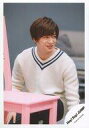 【中古】生写真(ジャニーズ)/アイドル/Hey! Say! JUMP Hey!Say!JUMP/知念侑李/膝上・しゃがみ・衣装白紺・体正面/「マエヲムケ」PV&ジャケ写撮影オフショット/公式生写真(3)