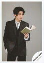 【中古】生写真(ジャニーズ)/アイドル/Hey! Say! JUMP Hey!Say!JUMP/高木雄也/膝上・衣装黒茶・右手ポケット・左手本/「マエヲムケ」PV&ジャケ写撮影オフショット/公式生写真