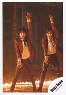 生写真(ジャニーズ)/アイドル/Sexy Zone Sexy Zone/佐藤勝利・マリウス葉/全身(見切れ)・衣装赤グレー・左手上/アルバム「XYZ=repainting」ジャケ写撮影オフショット＆「忘れられない花」PV撮影オフショット/公式生写真