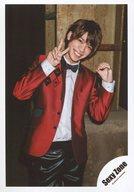 生写真(ジャニーズ)/アイドル/Sexy Zone Sexy Zone/松島聡/膝上・衣装赤グレー・両手で20作る/アルバム「XYZ=repainting」ジャケ写撮影オフショット＆「忘れられない花」PV撮影オフショット/公式生写真