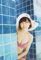 【中古】生写真(AKB48 SKE48)/アイドル/NMB48 渡辺美優紀/膝上 水着赤白チェック柄 帽子 目線右 背景青 タイル/ファーストスタイルブックMILKY 楽天ブックス特典生写真