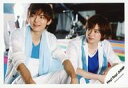 【中古】生写真(ジャニーズ)/アイドル/Hey Say JUMP Hey Say JUMP/藪宏太 知念侑李/膝上 座り 衣装白 水色 青 スカーフ 両手下げ 目線左/「ウィークエンダー/明日へのYELL」PV＆ジャケ写撮影オフショット/公式生写真