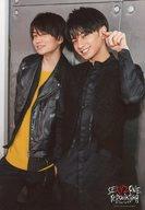 生写真(ジャニーズ)/アイドル/Sexy Zone Sexy Zone/菊池風磨・中島健人/膝上・衣装黒・黄色・左向き・中島左手指差し/「Sexy Zone repainting Tour 2018」オリジナルフォト