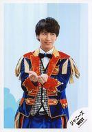 【中古】生写真(ジャニーズ)/アイドル/ジャニーズWEST ジャニーズWEST/藤井流星/上半身・衣装青赤・両手前/「プリンシパルの君へ」PV撮影オフショット/公式生写真
