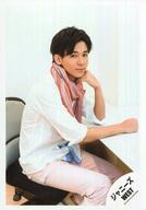 【中古】生写真(ジャニーズ)/アイドル/ジャニーズWEST ジャニーズWEST/小瀧望/膝上・座り・衣装白ピンク・左手頬杖/「プリンシパルの君へ/ドラゴンドッグ」PV＆ジャケ写撮影オフショット/公式生写真