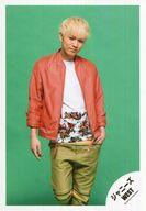 【中古】生写真(ジャニーズ)/アイドル/ジャニーズWEST ジャニーズWEST/神山智洋/膝上・膝上・衣装オレンジ緑・左手ポケット/「プリンシパルの君へ/ドラゴンドッグ」PV＆ジャケ写撮影オフショット/公式生写真