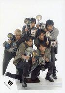 【中古】生写真(ジャニーズ)/アイドル/V6 V6/集合(6人)/全身・衣装カーキグレー・ストロボカメラ・目線..