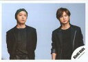 【中古】生写真(ジャニーズ)/アイドル/KinKi Kids KinKi Kids/堂本光一 堂本剛/横型 上半身 衣装黒 光一両手下 剛両手後ろ/アルバム「The Best」ジャケ写撮影オフショット/公式生写真