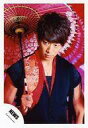【中古】生写真(ジャニーズ)/アイドル/NEWS NEWS/小山慶一郎/上半身・衣装黒・赤・右手傘・目線左/「KAGUYA」PV&ジャケ/公式生写真
