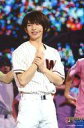 【中古】生写真(ジャニーズ)/アイドル/ジャニーズJr. ジャニーズJr./岩橋玄樹/ライブフォト・膝上・ユニフォーム白赤・右手指差し・左手右腕・目線左・2Lサ...