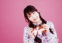 【中古】生写真(AKB48 SKE48)/アイドル/NMB48 白間美瑠/横型 バストアップ 衣装白ピンク 両手プレゼント 首傾げ 背景ピンク/「NMB48 2018-2019CALENDAR for BOYS」封入特典生写真