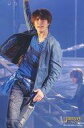 【中古】生写真(ジャニーズ)/アイドル/Snow Man Snow Man/渡辺翔太/ライブフォト・膝上・衣装青・右手上げ・左手下・背景青・2Lサイズ/2015...
