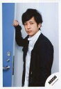 【中古】生写真(ジャニーズ)/アイドル/嵐 嵐/二宮和也/上半身・衣装黒白・右手ドア・体左向き/17-18冬 コンサートパンフ&グッズ撮影オフショット/公式生写真