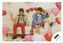 【中古】生写真(ジャニーズ)/アイドル/NEWS NEWS/増田貴久・手越祐也/横型・全身・座り・衣装赤青グレー・右手上げ・左手ピース・風船/公式生写真