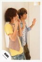 【中古】生写真(ジャニーズ)/アイドル/NEWS NEWS/増田貴久・手越祐也/膝上・衣装黄グレー・両手指差し・両手パー・目線右/公式生写真