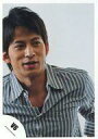 【中古】生写真(ジャニーズ)/アイドル/V6 V6/岡田准一/バストアップ・目線横・縦ボーダーシャツ/公式生写真