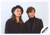 【中古】生写真(ジャニーズ)/アイドル/KinKi Kids KinKi Kids/堂本光一 堂本剛/横型 バストアップ 衣装黒 右側光一 左側剛/「Topaz Love/DESTINY」PV＆ジャケ写撮影オフショット/公式生写真