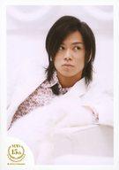 【中古】生写真(ジャニーズ)/アイドル/NEWS NEWS/加藤シゲアキ/バストアップ・衣装白赤・目線右・背景白・トレカサイズ/「復刻版ミニフォト」/『miniphoto』/NEWS 15th Anniversary