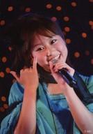 【中古】生写真(AKB48・SKE48)/アイドル/AKB48 小林香菜/ライブフォト・バストアップ・衣装青・左手マイク口元・右手親指人差し指立て・顔左傾き/公式生写真
