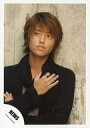 【中古】生写真(ジャニーズ)/アイドル/NEWS NEWS/手越祐也/バストアップ・衣装黒グレー・右手襟元・左手右腕・目線左/公式生写真
