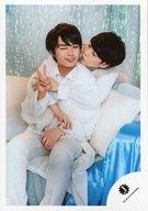 【中古】生写真(ジャニーズ)/アイドル/関西ジャニーズJr. 関西ジャニーズJr./集合(3人)/バストアップ・衣装白・西畑大西に抱きつく・向井風船持つ/17冬 関西ジュニア「X’mas SHOW 2017」グッズ撮影オフショット/公式生写真