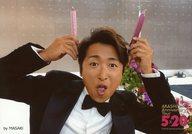 【中古】生写真(ジャニーズ)/アイドル/嵐 嵐/大野智/横型・バストアップ・衣装白黒・両手ろうそく・by ..