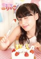 【中古】生写真(女性)/声優 逢田梨香子/バストアップ・衣装白・両手テーブル・右手フォーク・ウインク・室内/「まるごとりかこ 逢田梨香子Birthdayイベント」ブロマイド