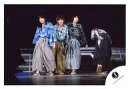【中古】生写真(ジャニーズ)/アイドル/KAT-TUN KAT-TUN/集合(3人)/ライブフォト・横型・全身・衣装青・水色・緑・和服・センター中丸・口開き/公式生写真